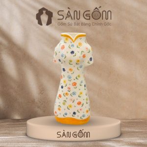 Lọ hoa gốm sứ dáng Áo Dài vẽ hoa nhí đa sắc men kem viền vàng SG-LH463