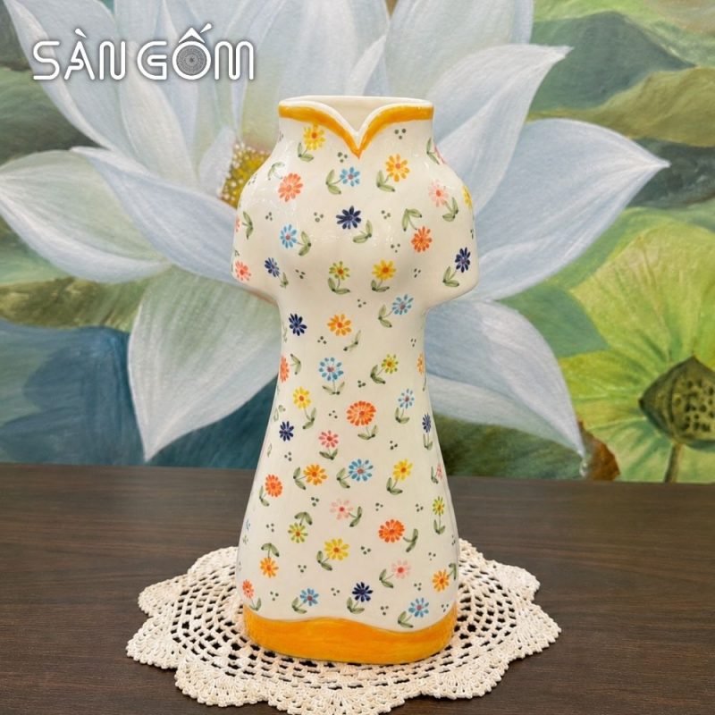 Lọ hoa gốm sứ dáng Áo Dài vẽ hoa nhí đa sắc men kem viền vàng SG-LH463 - Ảnh 2