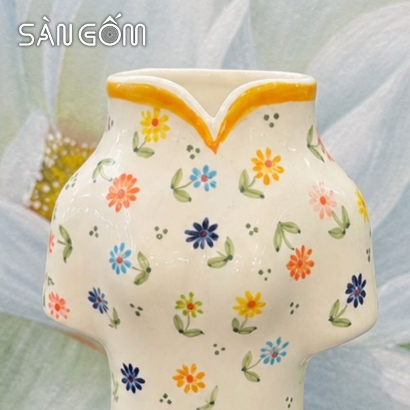 Lọ hoa gốm sứ dáng Áo Dài vẽ hoa nhí đa sắc men kem viền vàng SG-LH463 - Ảnh 4