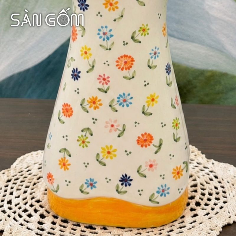 Lọ hoa gốm sứ dáng Áo Dài vẽ hoa nhí đa sắc men kem viền vàng SG-LH463 - Ảnh 5