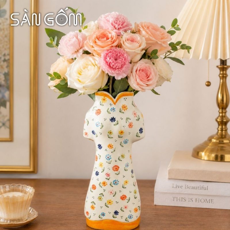 Lọ hoa gốm sứ dáng Áo Dài vẽ hoa nhí đa sắc men kem viền vàng SG-LH463 - Ảnh 9
