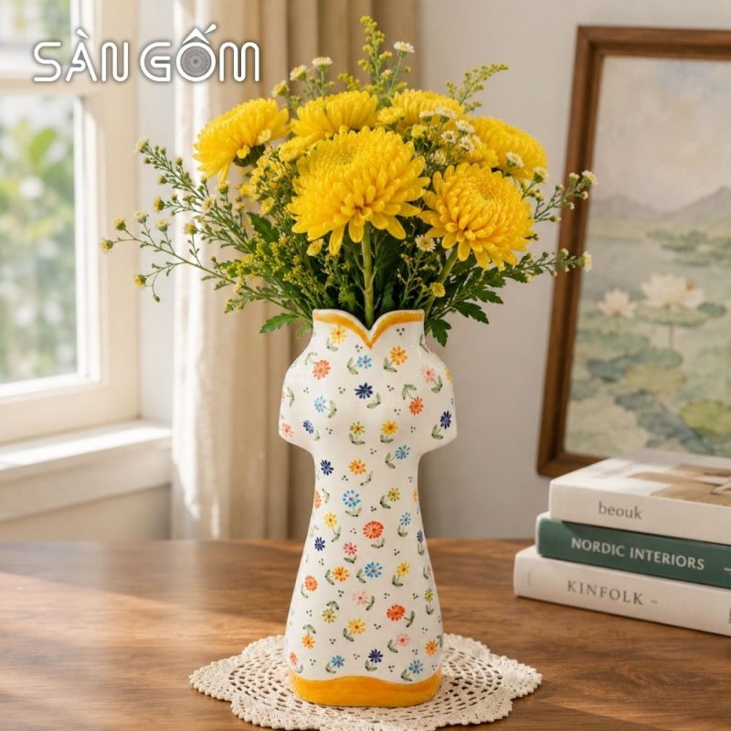 Lọ hoa gốm sứ dáng Áo Dài vẽ hoa nhí đa sắc men kem viền vàng SG-LH463 - Ảnh 7